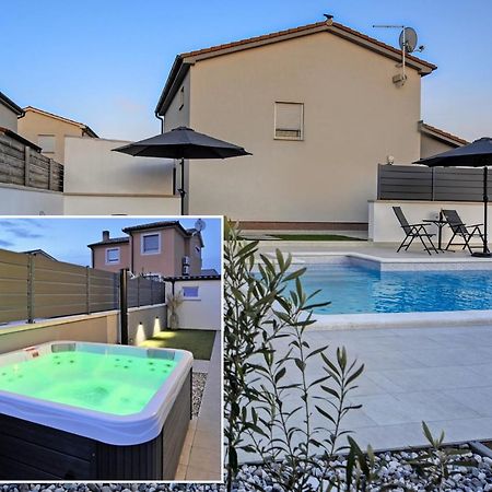 Casa Tara Three-Bedroom Holiday Home พูลา ภายนอก รูปภาพ
