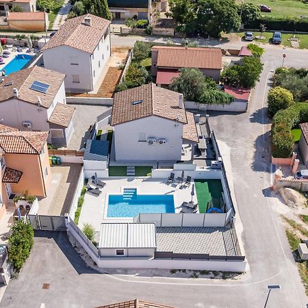 Casa Tara Three-Bedroom Holiday Home พูลา ภายนอก รูปภาพ