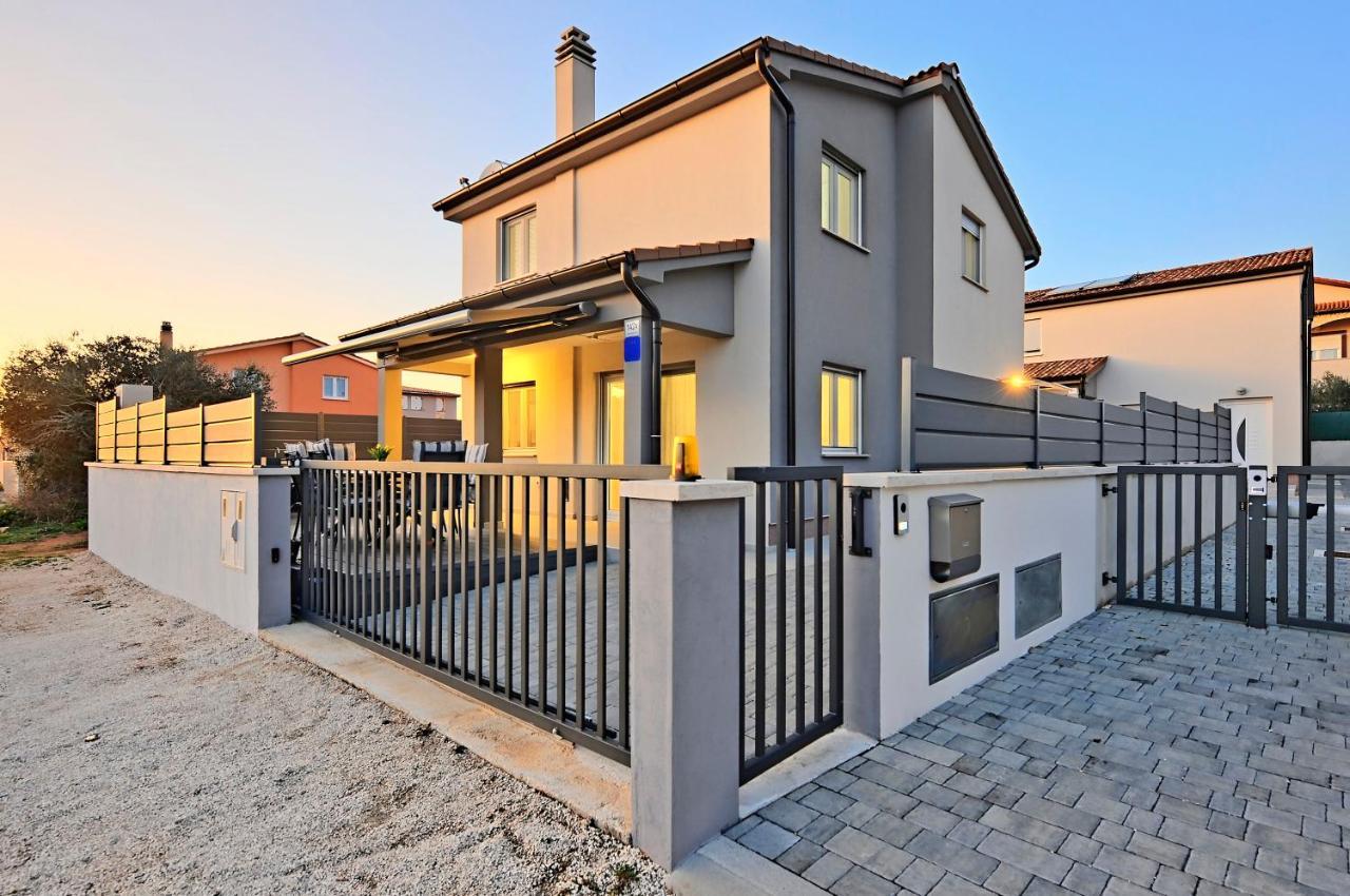 Casa Tara Three-Bedroom Holiday Home พูลา ภายนอก รูปภาพ
