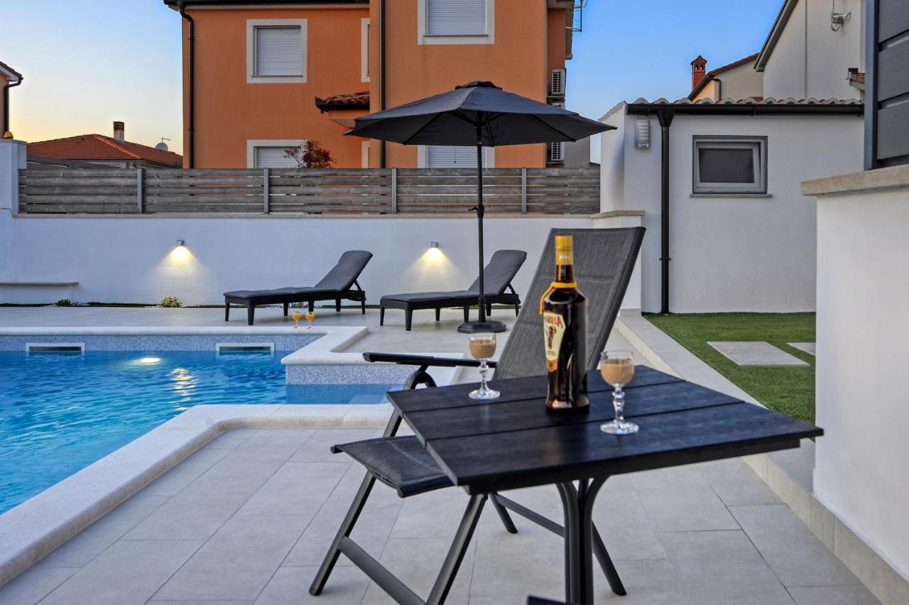 Casa Tara Three-Bedroom Holiday Home พูลา ภายนอก รูปภาพ