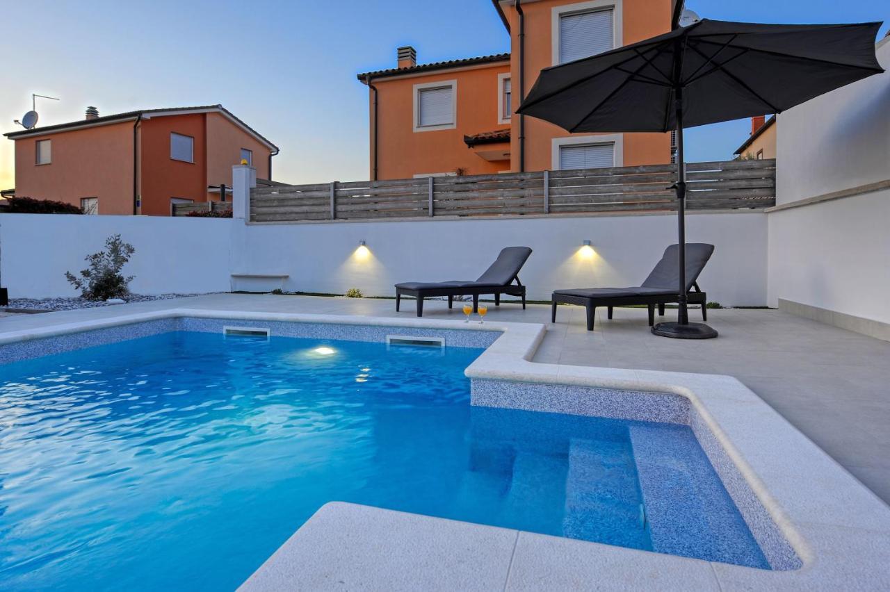 Casa Tara Three-Bedroom Holiday Home พูลา ภายนอก รูปภาพ