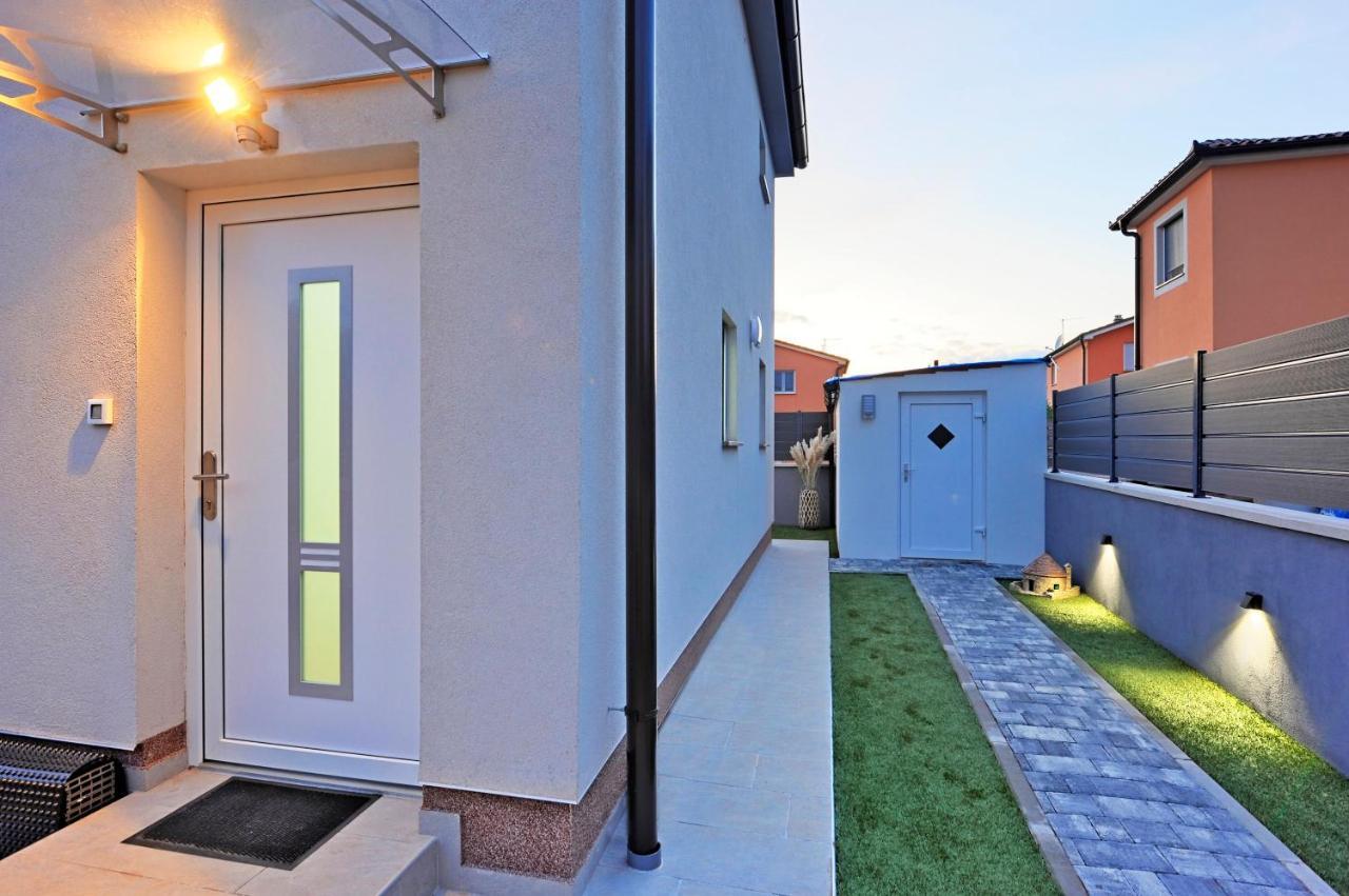 Casa Tara Three-Bedroom Holiday Home พูลา ภายนอก รูปภาพ