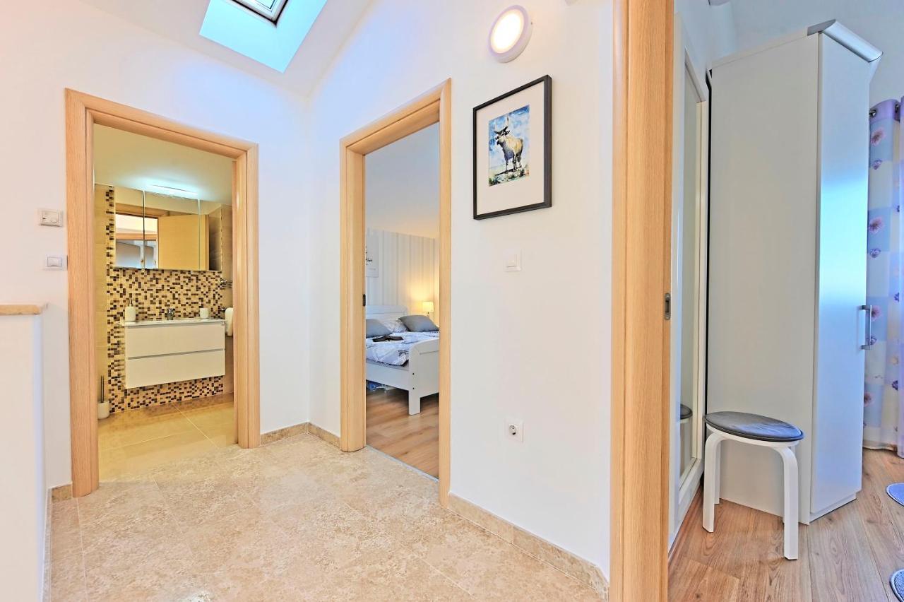 Casa Tara Three-Bedroom Holiday Home พูลา ภายนอก รูปภาพ
