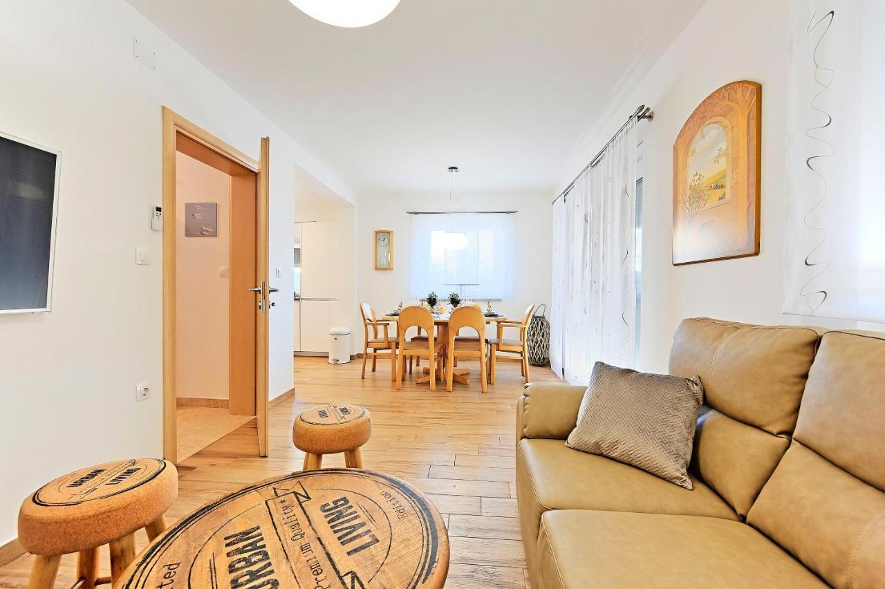 Casa Tara Three-Bedroom Holiday Home พูลา ภายนอก รูปภาพ