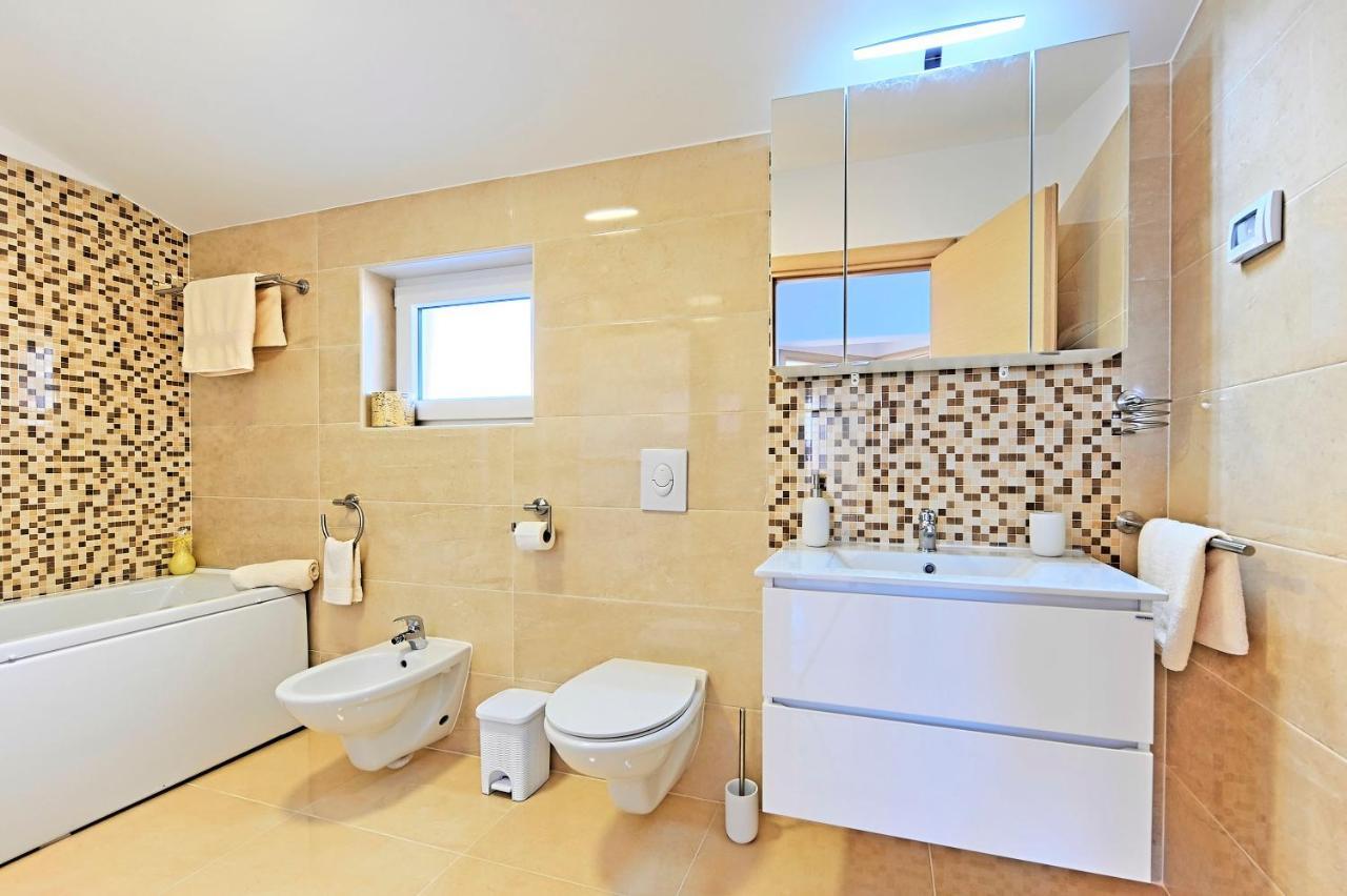Casa Tara Three-Bedroom Holiday Home พูลา ภายนอก รูปภาพ