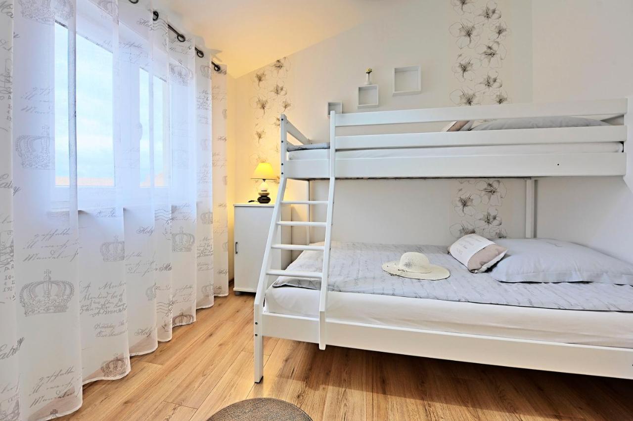 Casa Tara Three-Bedroom Holiday Home พูลา ภายนอก รูปภาพ