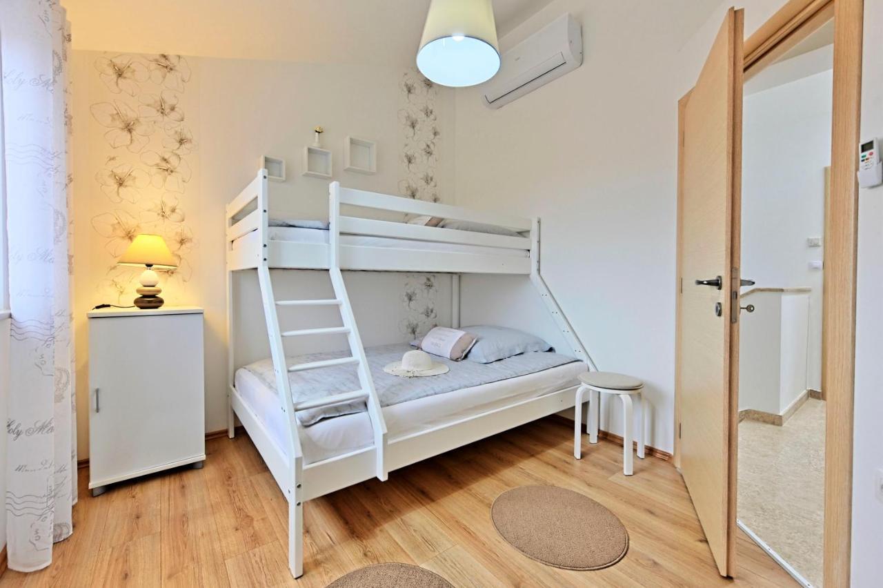 Casa Tara Three-Bedroom Holiday Home พูลา ภายนอก รูปภาพ