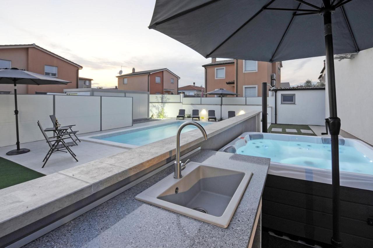 Casa Tara Three-Bedroom Holiday Home พูลา ภายนอก รูปภาพ