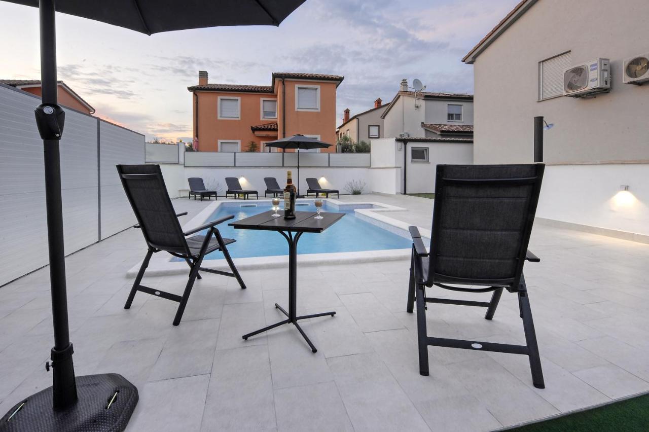 Casa Tara Three-Bedroom Holiday Home พูลา ภายนอก รูปภาพ