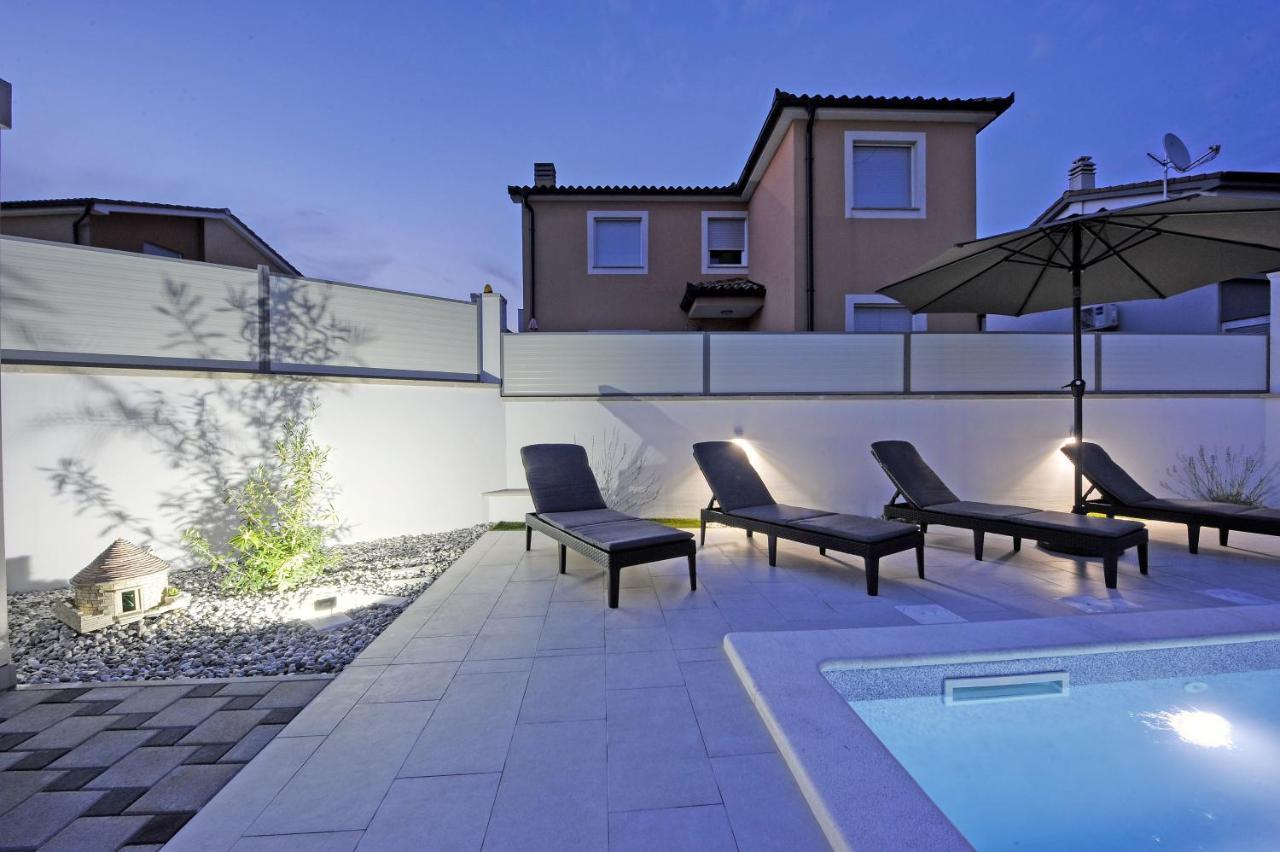 Casa Tara Three-Bedroom Holiday Home พูลา ภายนอก รูปภาพ