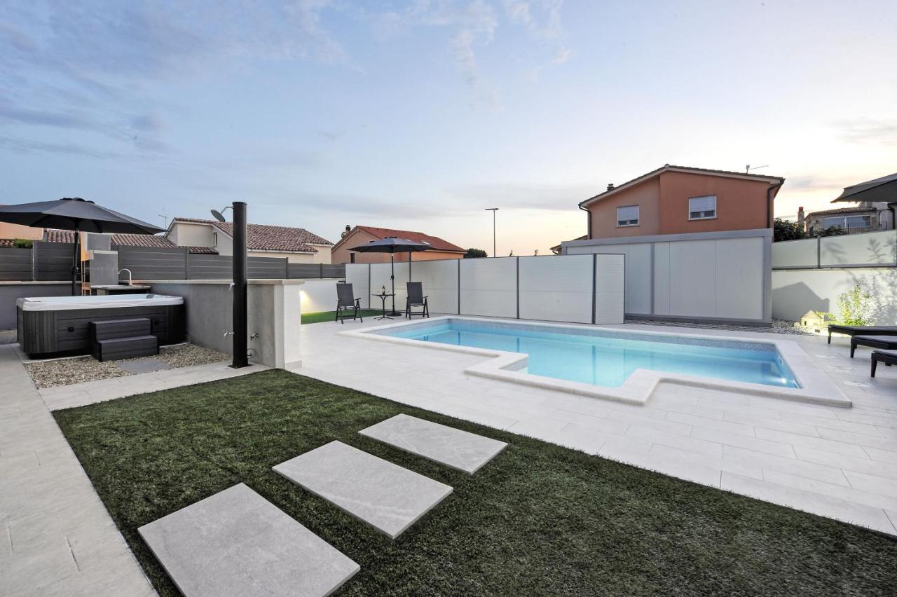 Casa Tara Three-Bedroom Holiday Home พูลา ภายนอก รูปภาพ